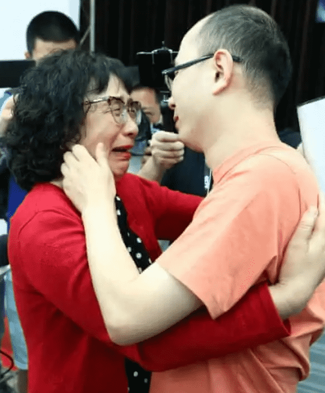 Mother cries uncontrollably as she reunites with son kidnapped 32 years ago