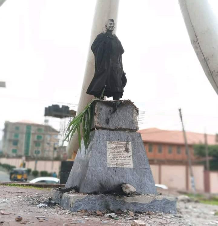 Mob burn Azikiwe's statue