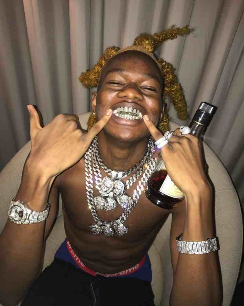 Man drags Wizkid, Burna Boy for flaunting gold teeth, says he had his since 15 (Video)