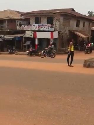 Lady allegedly goes insane after dropping from a car in Auchi (Video)