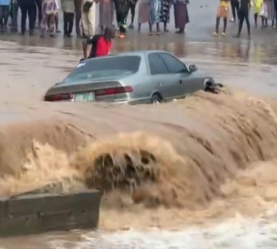 Man gets stranded alongside his car amid heavy flood in Lagos (Video)