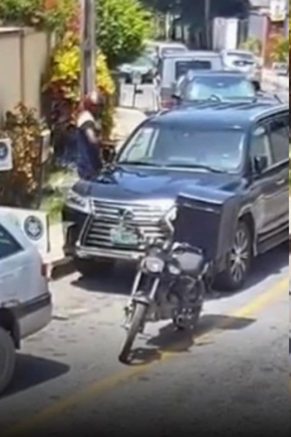 "Caught on CCTV": dispatch rider's brazen side-mirror theft in broad daylight shocks Lagos