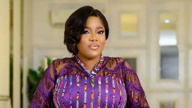 "Who dey breathe?" – Toyin Abraham's outfit at recent event sparks reactions 