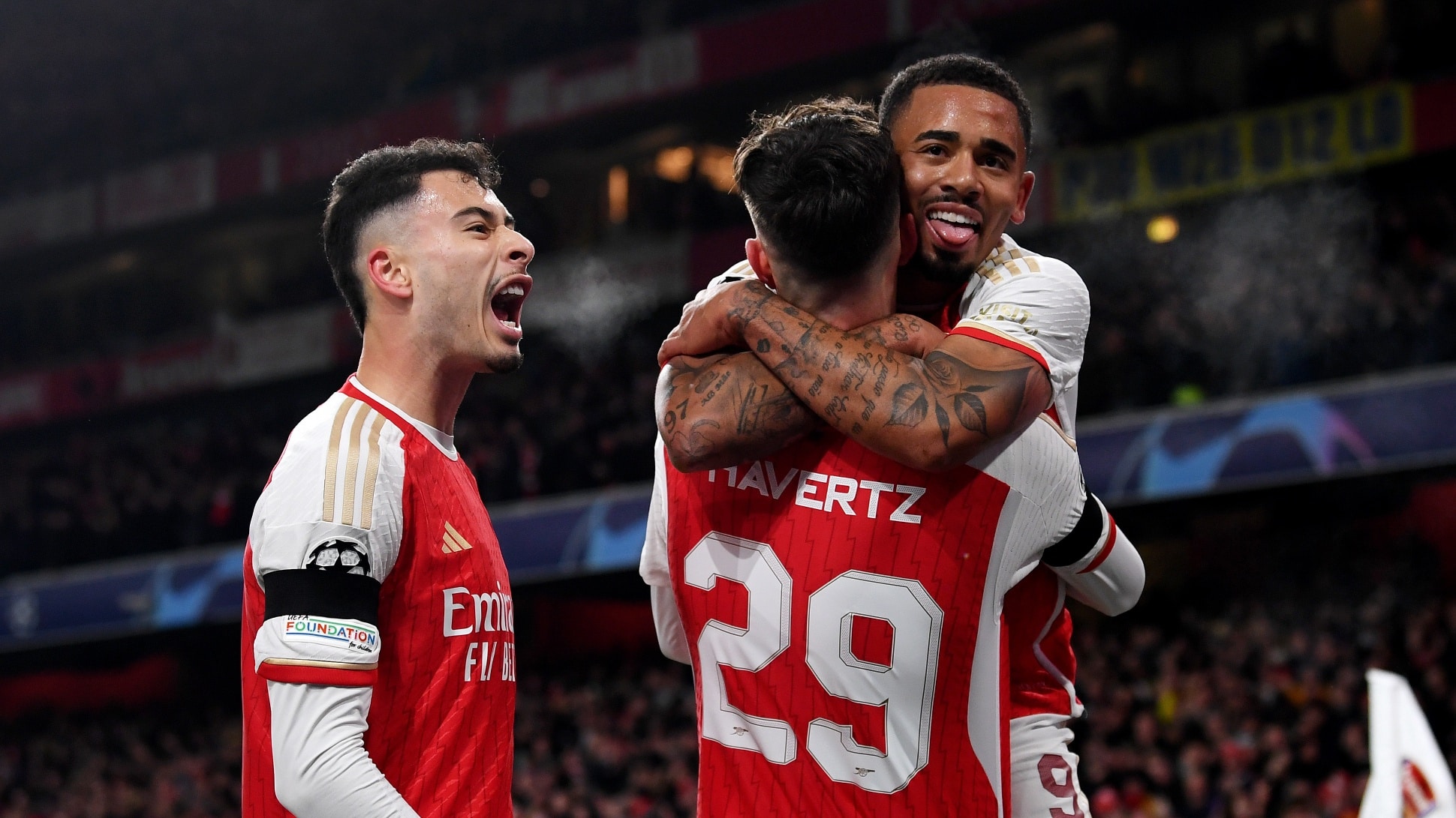 Arsenal Beat Lens To Pulp In 6 0 Thriller To Secure Champions League