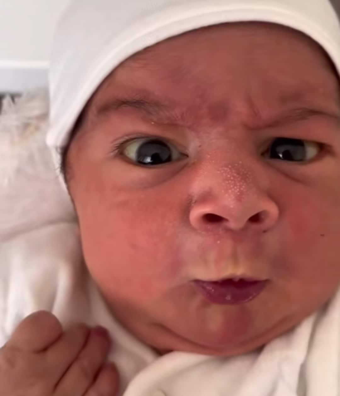 "Am I born in a rich family or not?" - Internet erupts with laughter over a baby's facial expression at birth