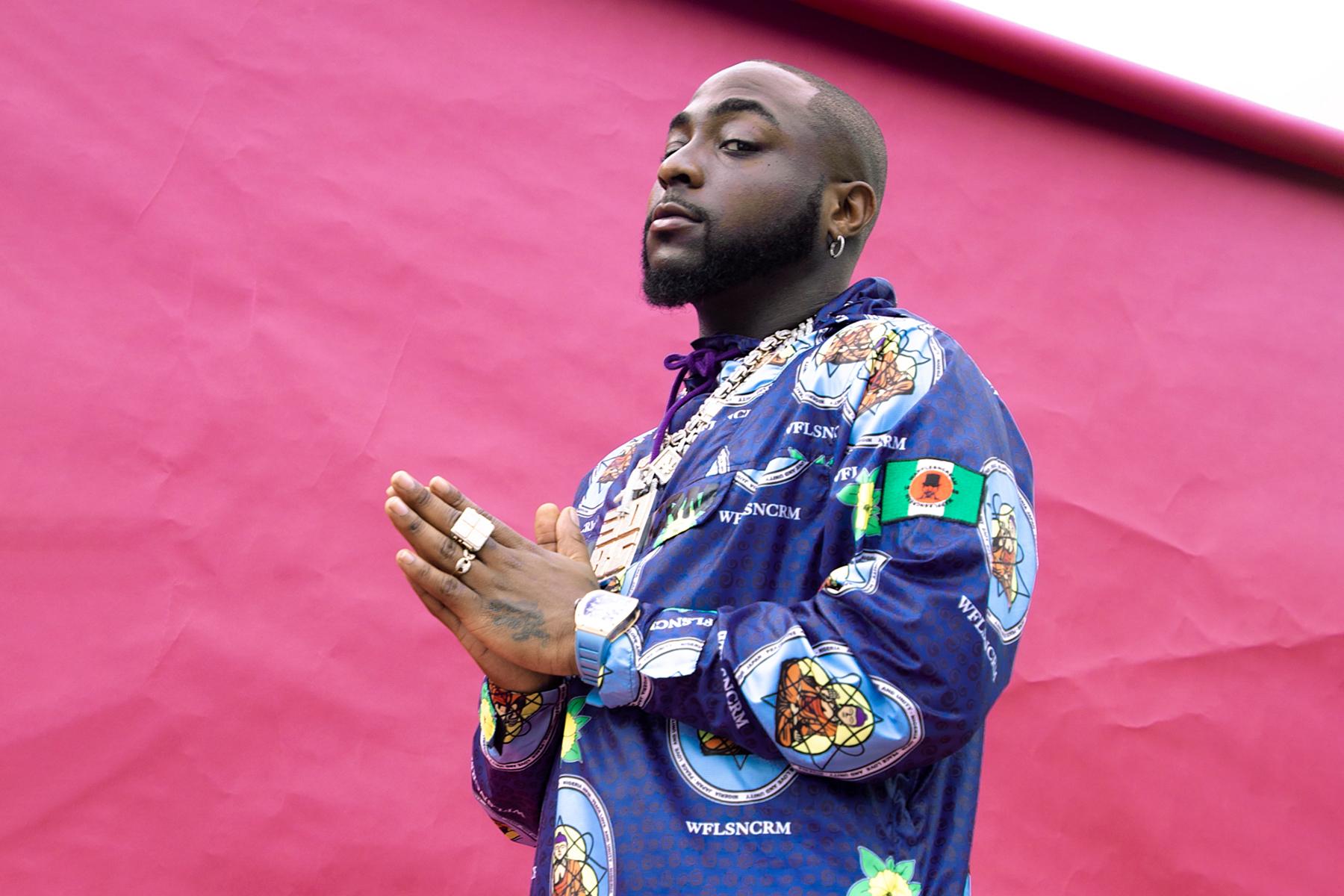 Fan entertains Davido with a hilarious performance of his song “IF” (Video)