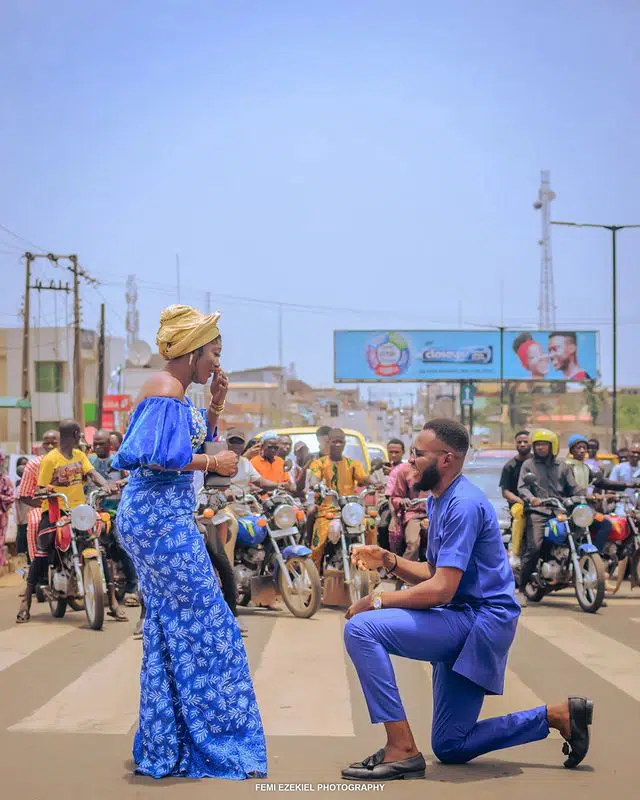 Man proposes to girlfriend in the middle of the road in Ibadan (Video)