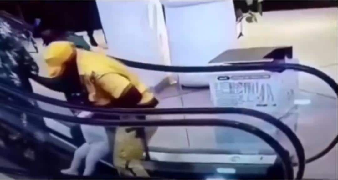 Moment security guard saved baby from falling off mall’s escalator (Video)