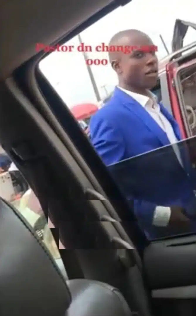 Pastor rubbishes member for dropping N30 as offering (Video)