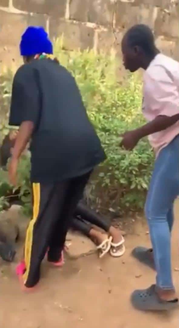 Drama as lady and friends gang up on boyfriend's side chic (Video)