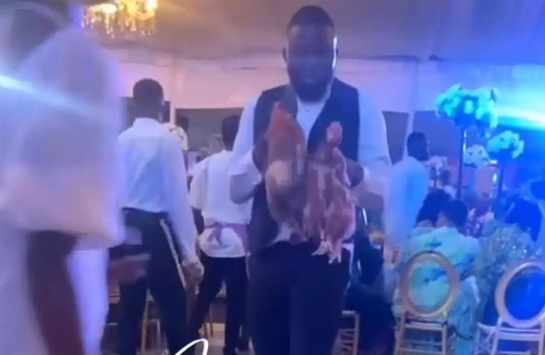 Drama as guests receive live chicken as souvenir at wedding party in Lagos (Video)