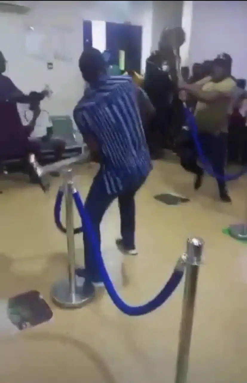 Two men fight dirty in bank allegedly over new Naira notes (Video)