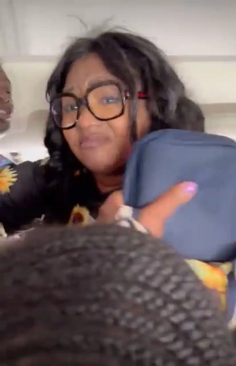 Drama as Nigerian woman fights her way off an aircraft over breathing problems (Video)