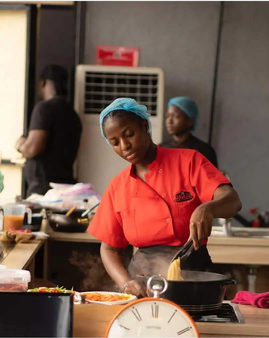 Nigerians stand in rain to cheer Hilda Baci as she breaks Guinness World Record for marathon cooking