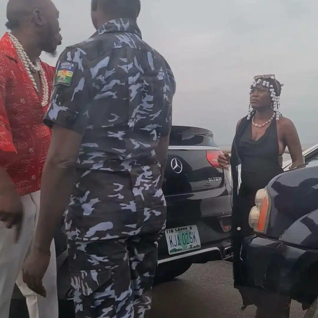Full Video of Singer, Seun Kuti Pushing and Slapping A Police Officer He Was Confronting