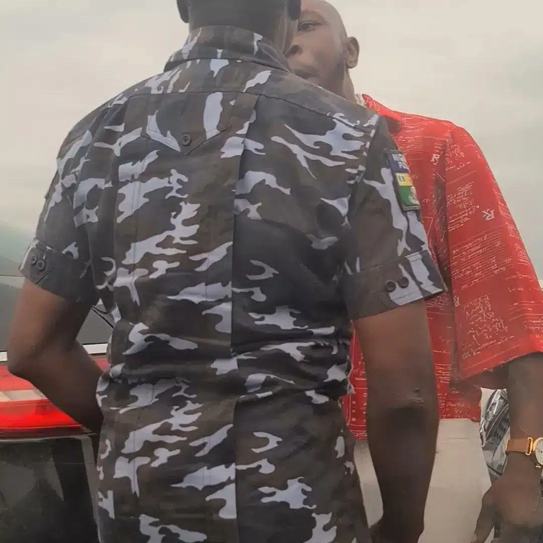 Full Video of Singer, Seun Kuti Pushing and Slapping A Police Officer He Was Confronting