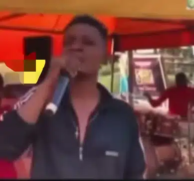 "Give me belle o" – Moment gospel singer asks Jesus to impregnate him (Video)