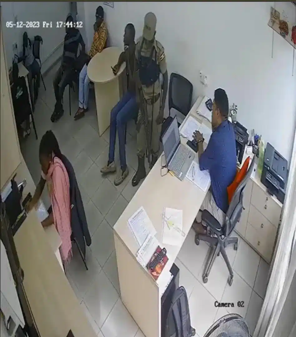 Ugandan policeman shoots moneylender over argument on loan taken in 2020 (Video)