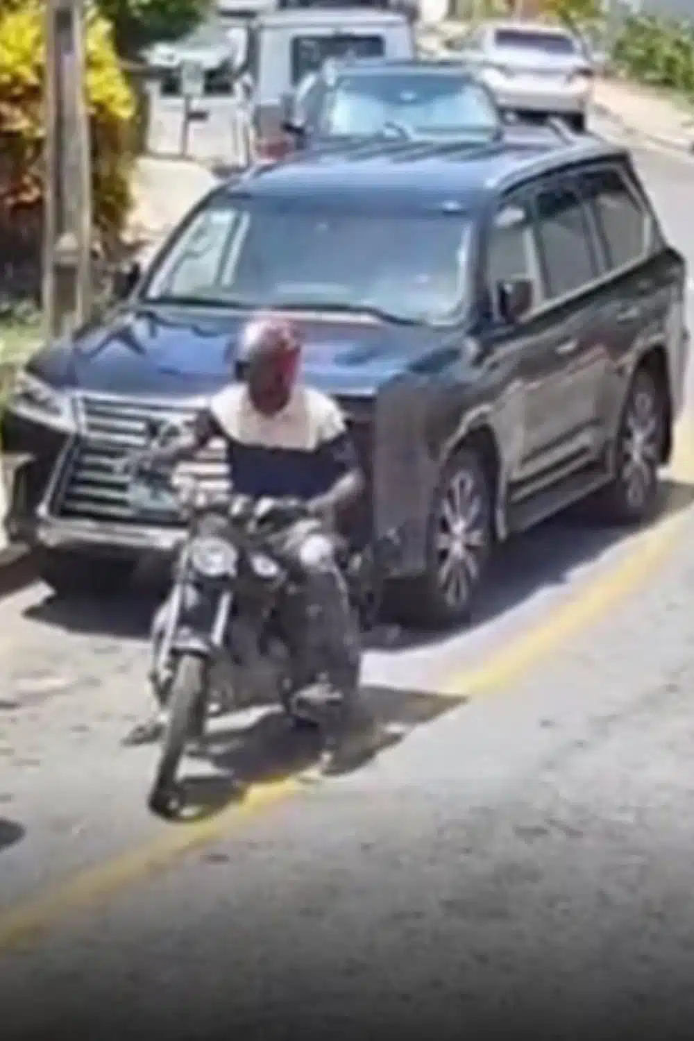 "Caught on CCTV": dispatch rider's brazen side-mirror theft in broad daylight shocks Lagos