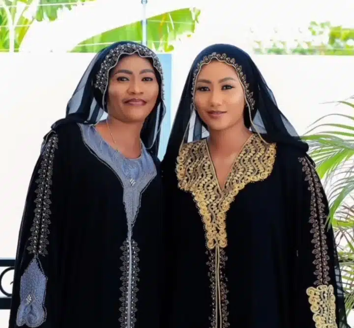 Transformation photos of mother and daughter after 30 years