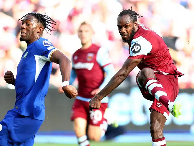 10-man West Ham defeat Chelsea in London debut 