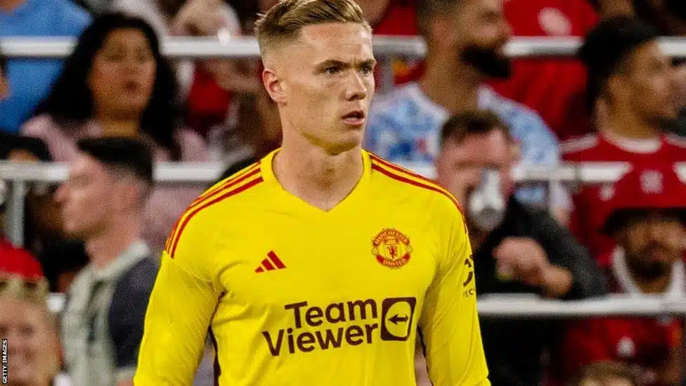 Sunderland signs Nathan Bishop from Manchester United 