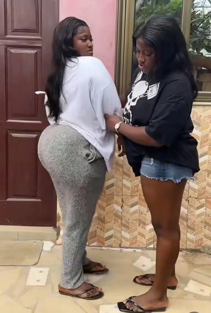 Lady accuses twin sister of cheating as she compares their shapes (Video)