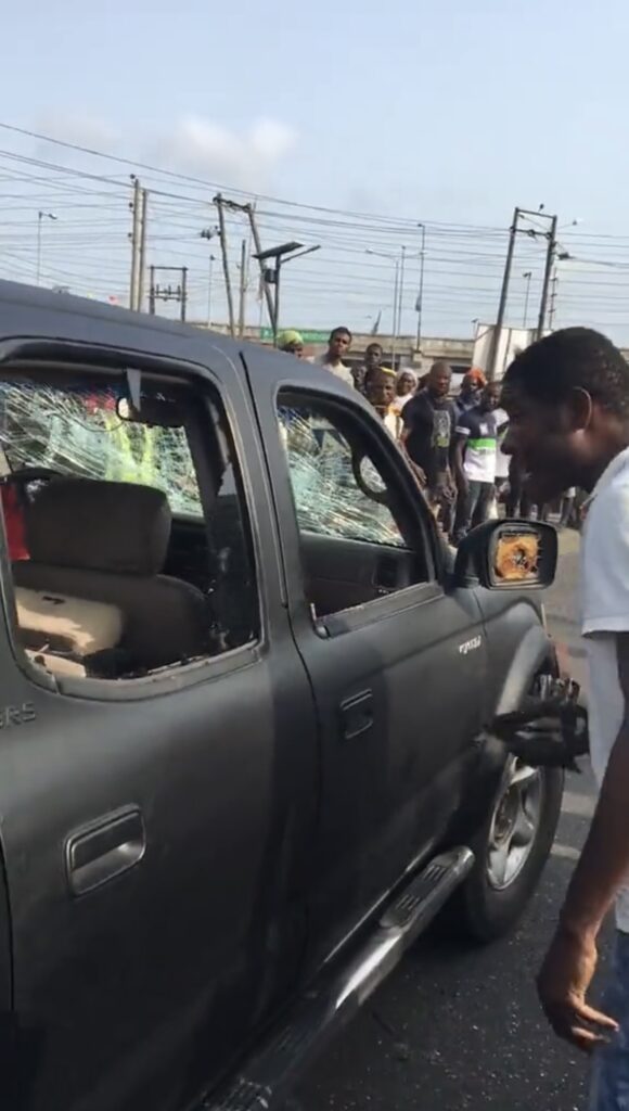 Gentlemen engage in road rage, fight dirty as they break each other’s windscreens 