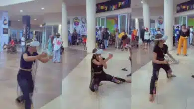 Lady VR glasses scene mall fight