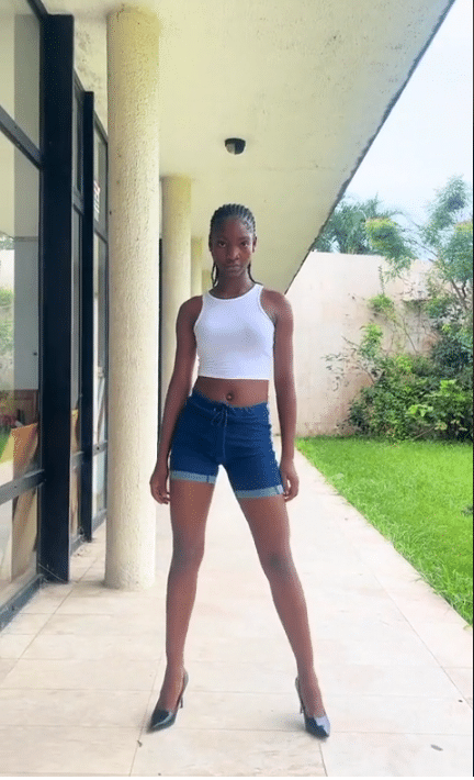 You are good - Nigerian lady with attractive long legs catwalks like  super-model, video goes viral