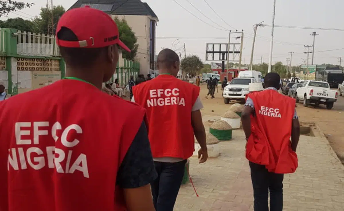 OAU students organize 'I am not' challenge with EFCC staff following raid