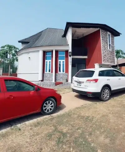 "First time seeing this kind of house" - Nigerian architect stuns many as he builds round house in his village