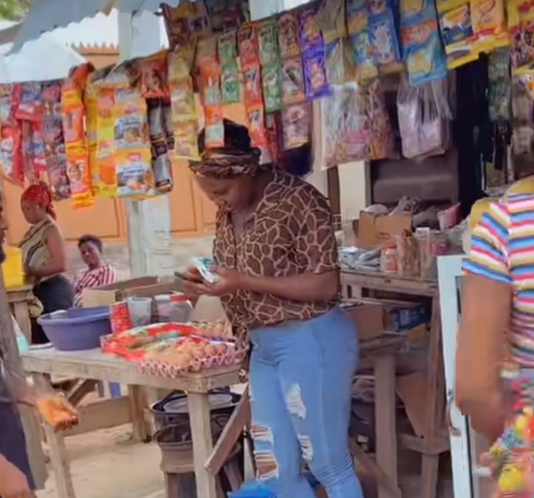 "Who go pay for the eggs?" - Beautiful lady accidentally breaks egg crate while trying to give her number to a man