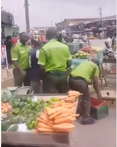 "Have mercy on us" - Moment Lagos state government seizes traders' goods displayed along the highway