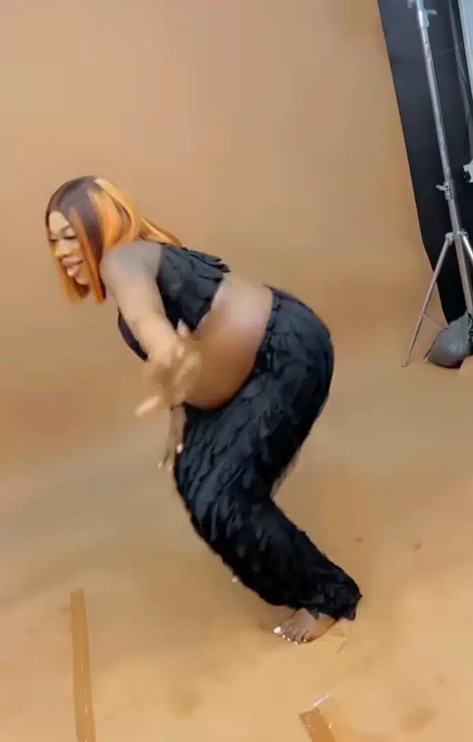 Pregnant woman hailed following energetic dance during photoshoot