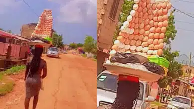 Ghanaian egg vendor shocks passersby as she skillfully arranges eggs while hawking