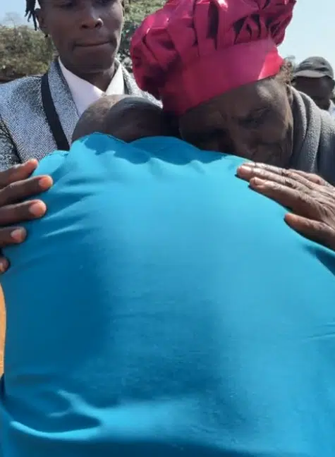 Touching Moment man imprisoned for 12 years reunites with his family outside prison gate 