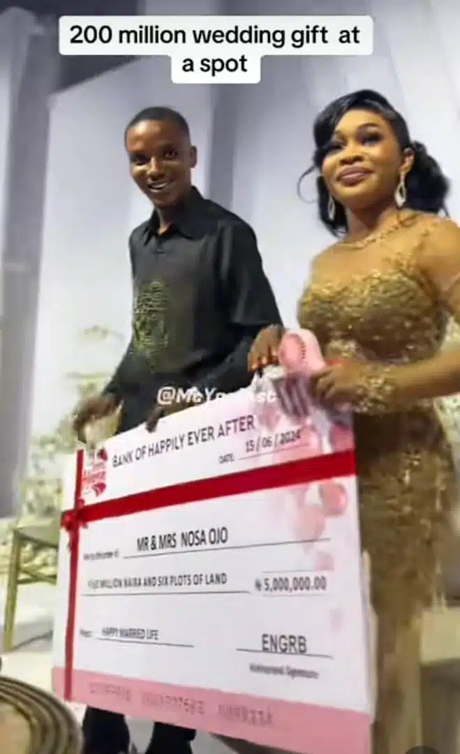 Delighted couple receives N200M cash gift on wedding day