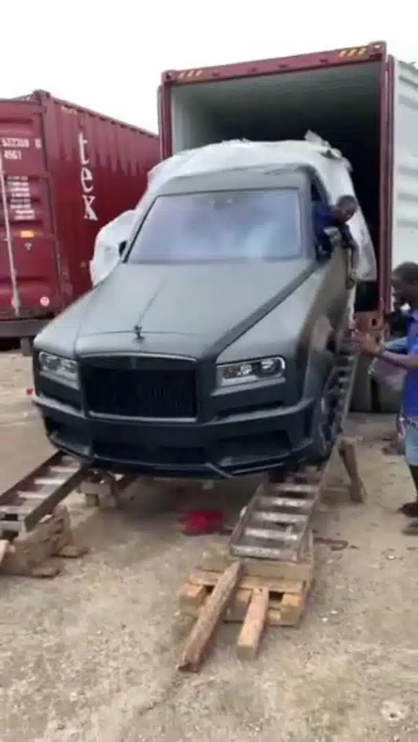 Video captures how expensive Rolls Royce was unloaded from container in Lagos