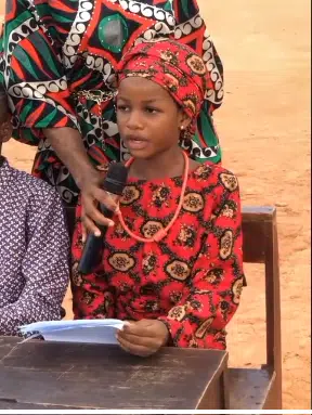 Girl delivers news in fluent Igbo, wows audience with complex proverbs