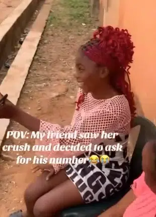 Cute moment lady boldly asks her crush for his phone number