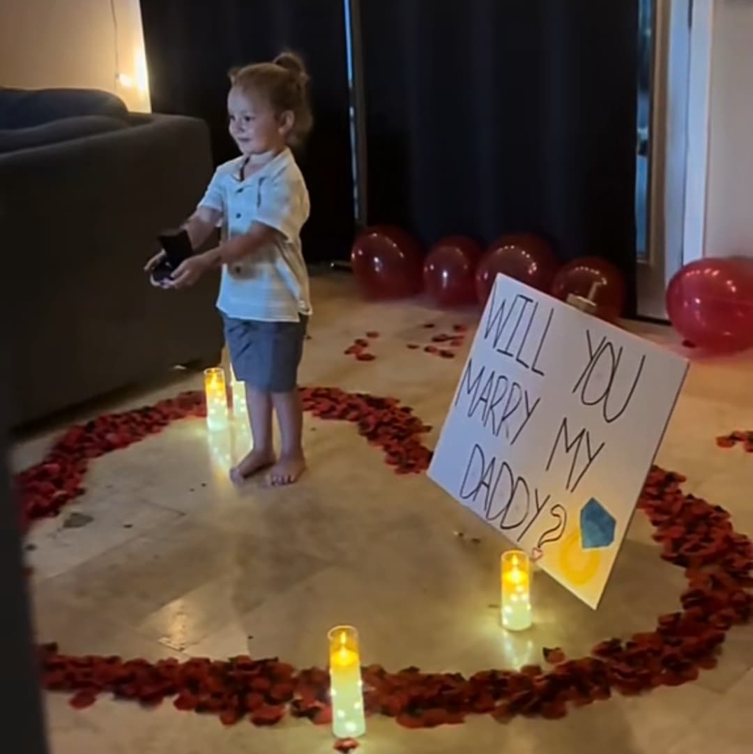 Heartwarming moment as little girl helps father propose to mother in viral video