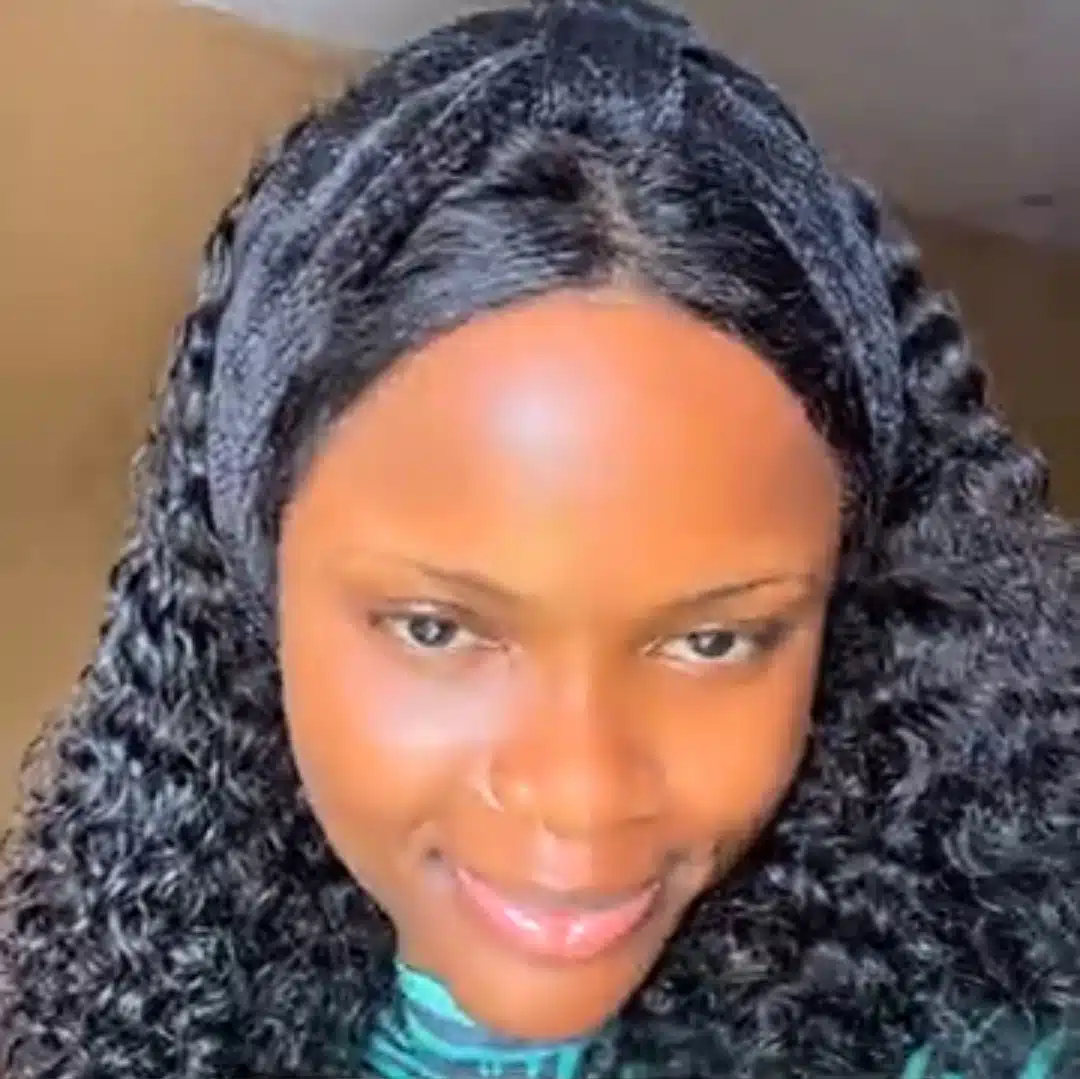 Nigerian lady sparks outrage as she sprays deodorant on random club-goer due to body odor
