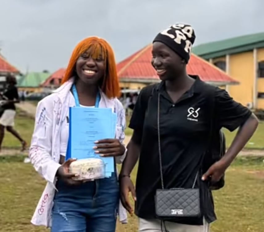 Nigerian lady gets emotional as sister gifts her ₦20, ₦50 money bouquet and heartfelt note on graduation day