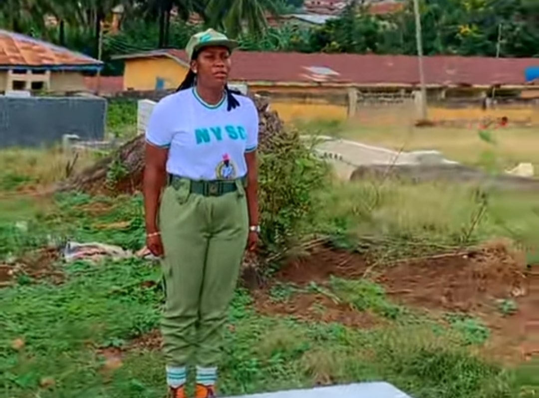 Youth corps member delivers heartfelt final speech at mother’s grave post-NYSC