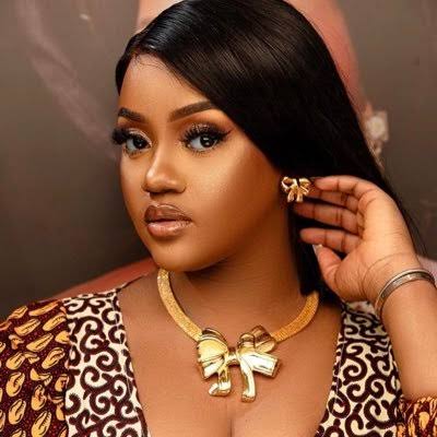 Woman gushes over beauty and height of Davido's wife, Chioma