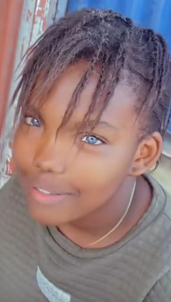 Lady awed as she meets girl with natural blue eyes, video melts hearts 