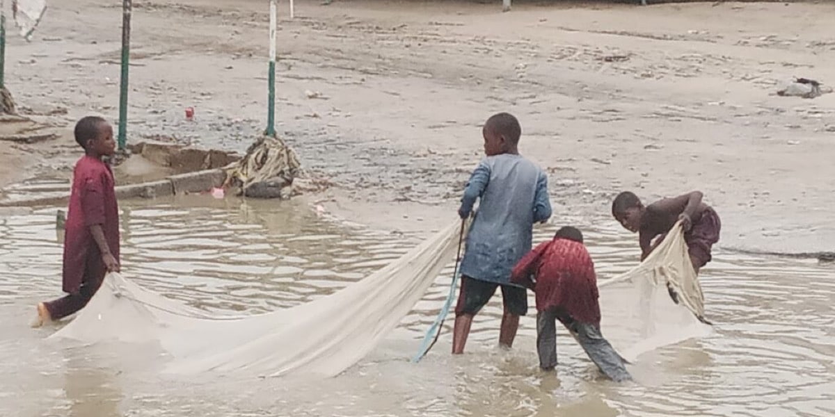 How canoe peddlers are cashing out in Maiduguri flood