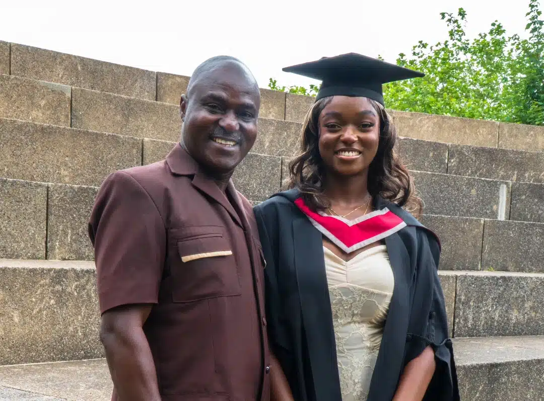 Daughter recreates father's graduation photo 15 years later