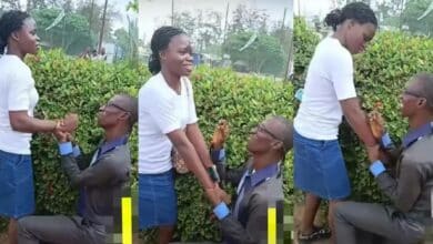 Drama ensues as man proposes to lady in public, video causes buzz